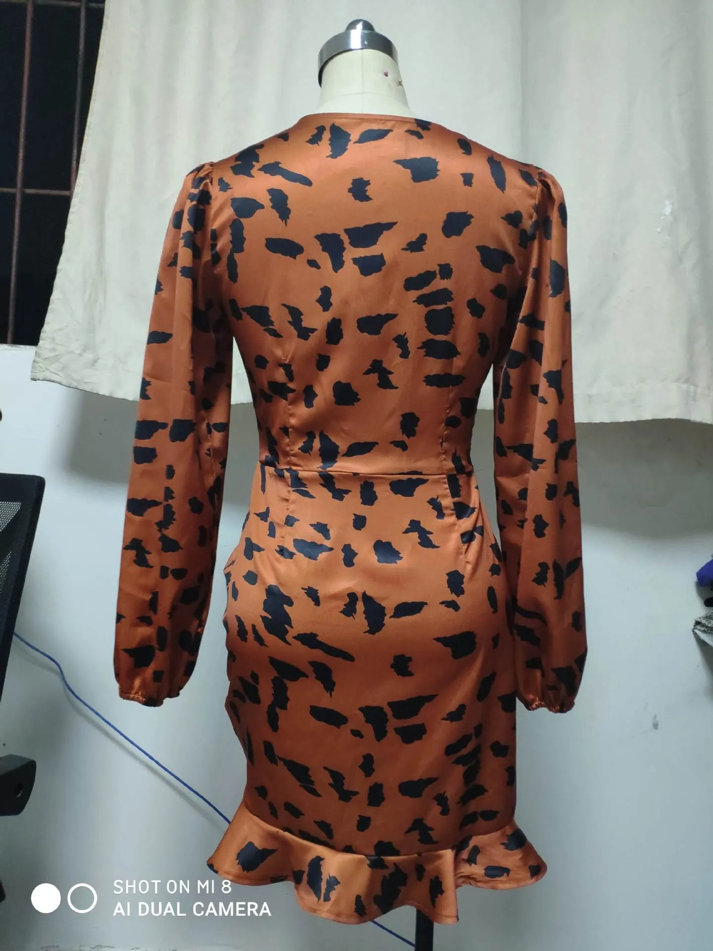 Primavera y otoño vestido de mujer con volantes leopardo impresión de manga larga de manga larga A-Line Falda Sexydress Cuello en V 210422