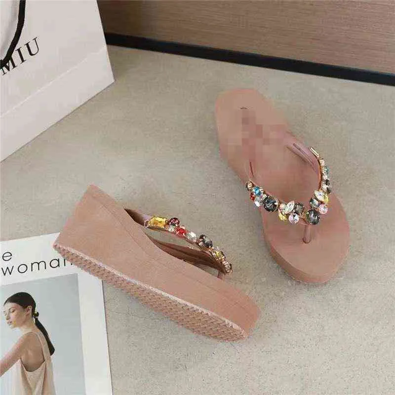 Farbige Diamant-Slipper mit hohen Absätzen und ultrahohe Frauen tragen im Sommer draußen Strandschuhe und Flip-Flops