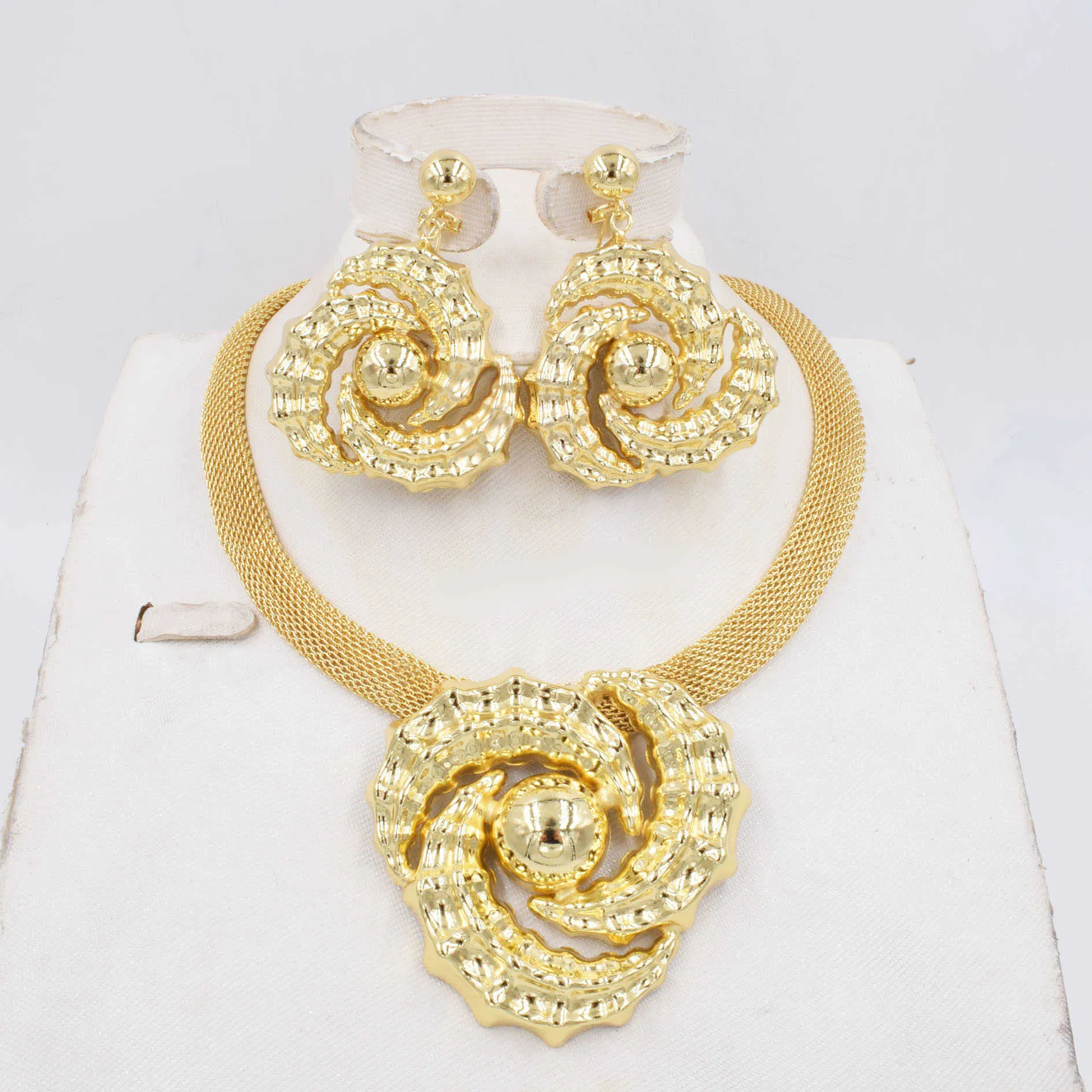 Haute qualité Ltaly 750 couleur or ensemble de bijoux pour femmes perles africaines bijoux mode collier ensemble boucle d'oreille bijoux 2106197885491