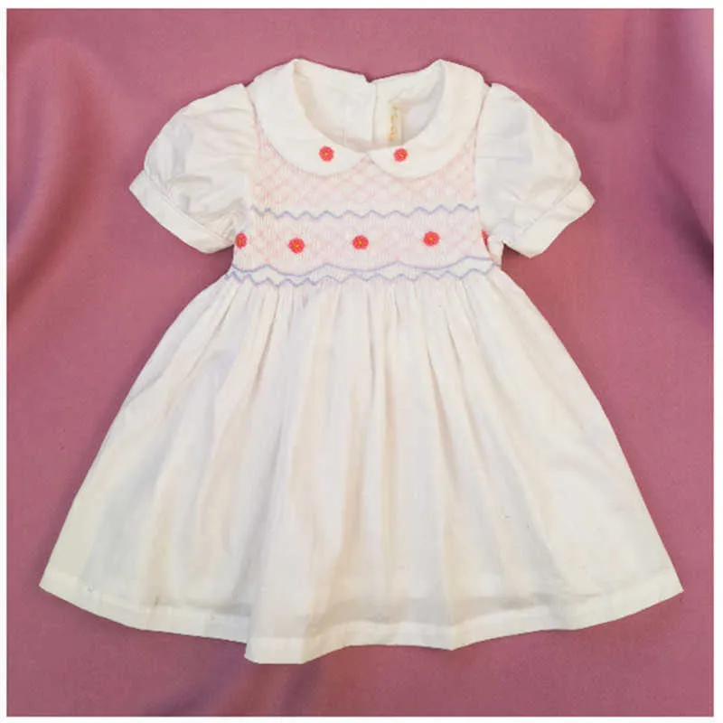 赤ちゃんの女の子白いスモークドレス子供の調和のスモッジのドレス幼児ピーターパンカラーコットンフロック幼児ヴィンテージvestidos 210615