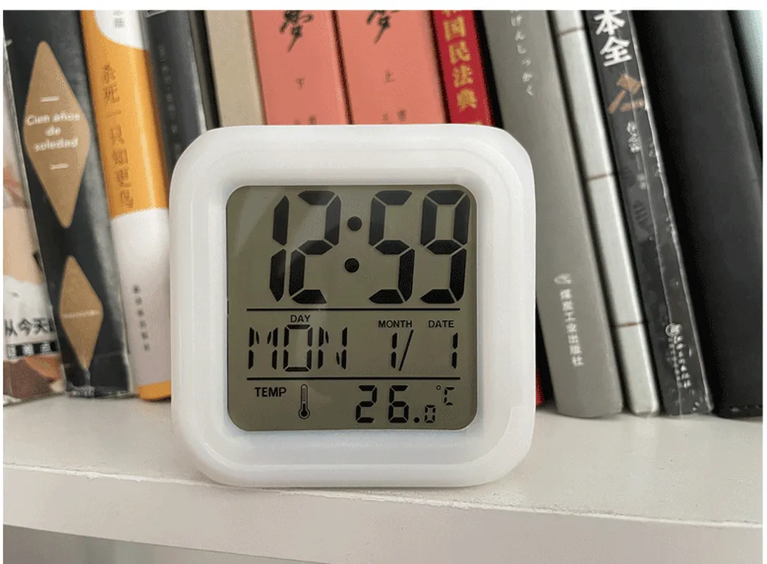 Kolorowy kwadratowy zegar stołowy cichy LED kolorowy alarm Creative Gift Clocks Delikatny projekt