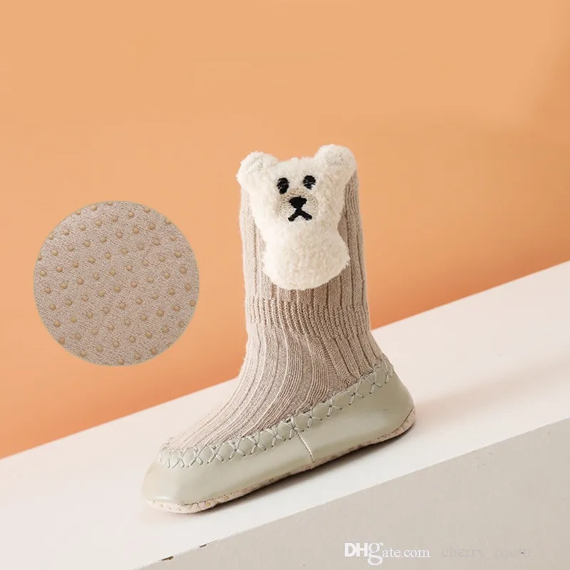 Automne / hiver infantile dessin animé PU semelle en cuir bébé chaussures chaussettes enfants 3D ours anti-dérapant enfant en bas âge tube chaussette mode enfants décontracté bonneterie D057