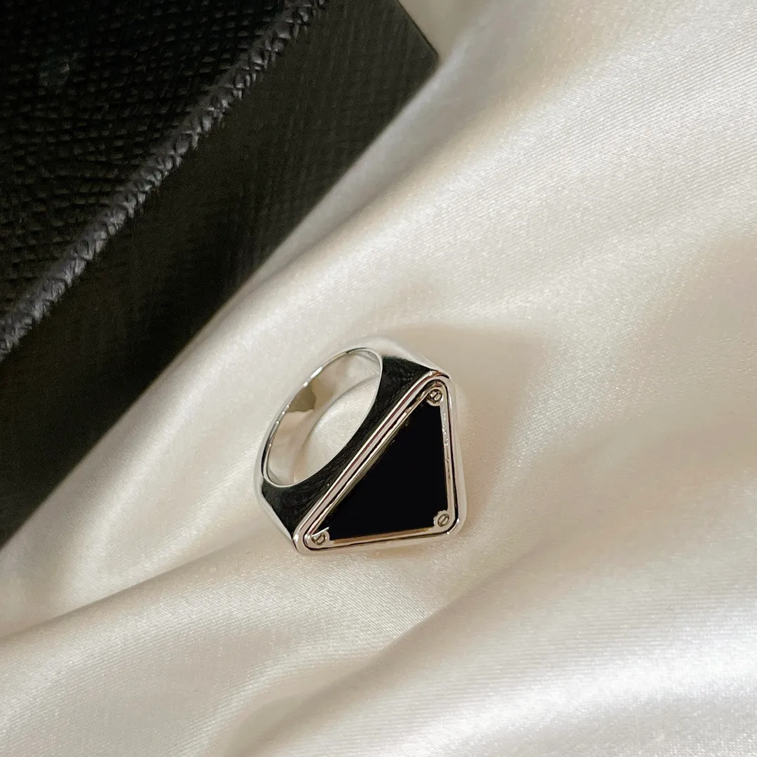 Women Designers Rings Luxurys Womens Mens Silver Ring Triangle Brands Anello lettere la signora Lovers Reg Designer With Box 2240R