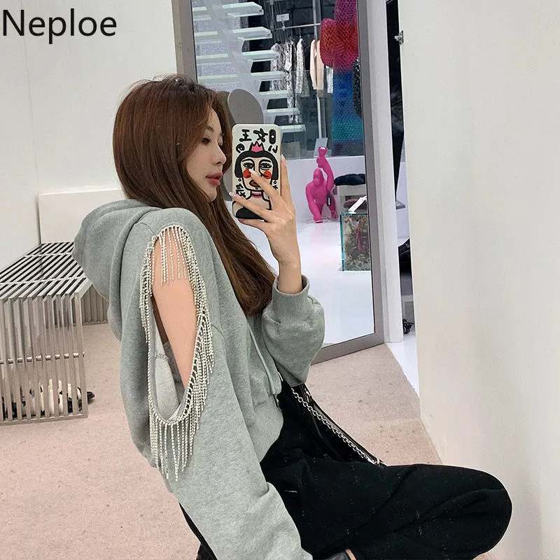 Neploe Sweats à capuche Femmes Mode Tops Chic Creux Out Épaule Sweatshirts Hoodes Chaîne Perles Harajuku Noir Goth Tops 210422