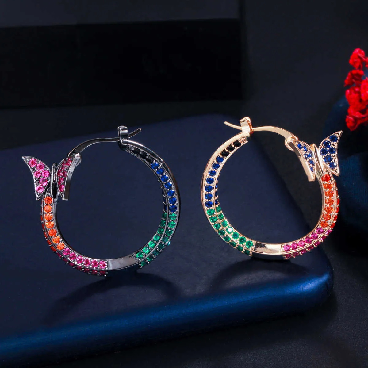 Mooie Rainbow Color Cubic Zirconia Elegante Rode Blauwe Vlinder Ronde Hoop Oorbellen Voor Vrouwen Designer Sieraden CZ813 210714