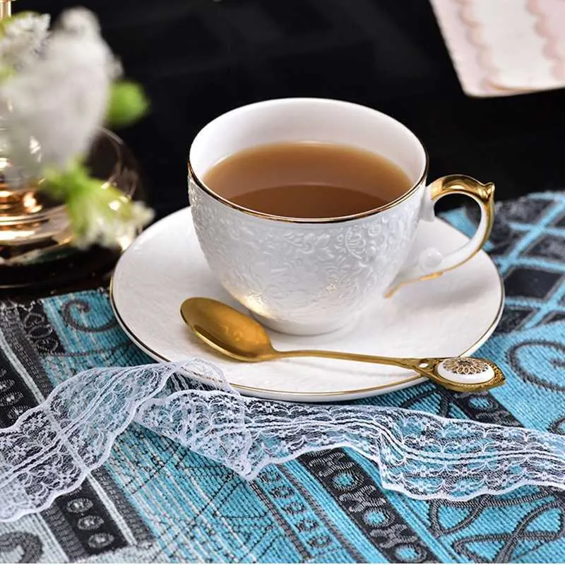 Juego de café y platillo de cerámica Flor dorada en relieve Luz Exquisita taza de té de la tarde de lujo con cuchara
