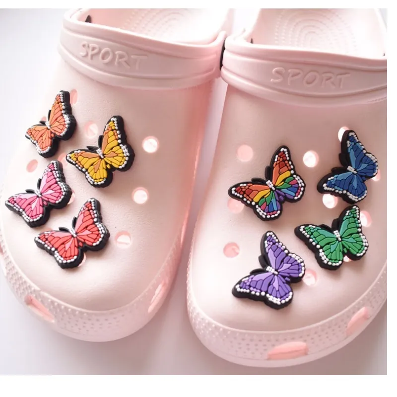 100 st mycket original pvc sko spänne tillbehör diy fjäril skor dekoration jibz för krok charms armband barn gåvor251w