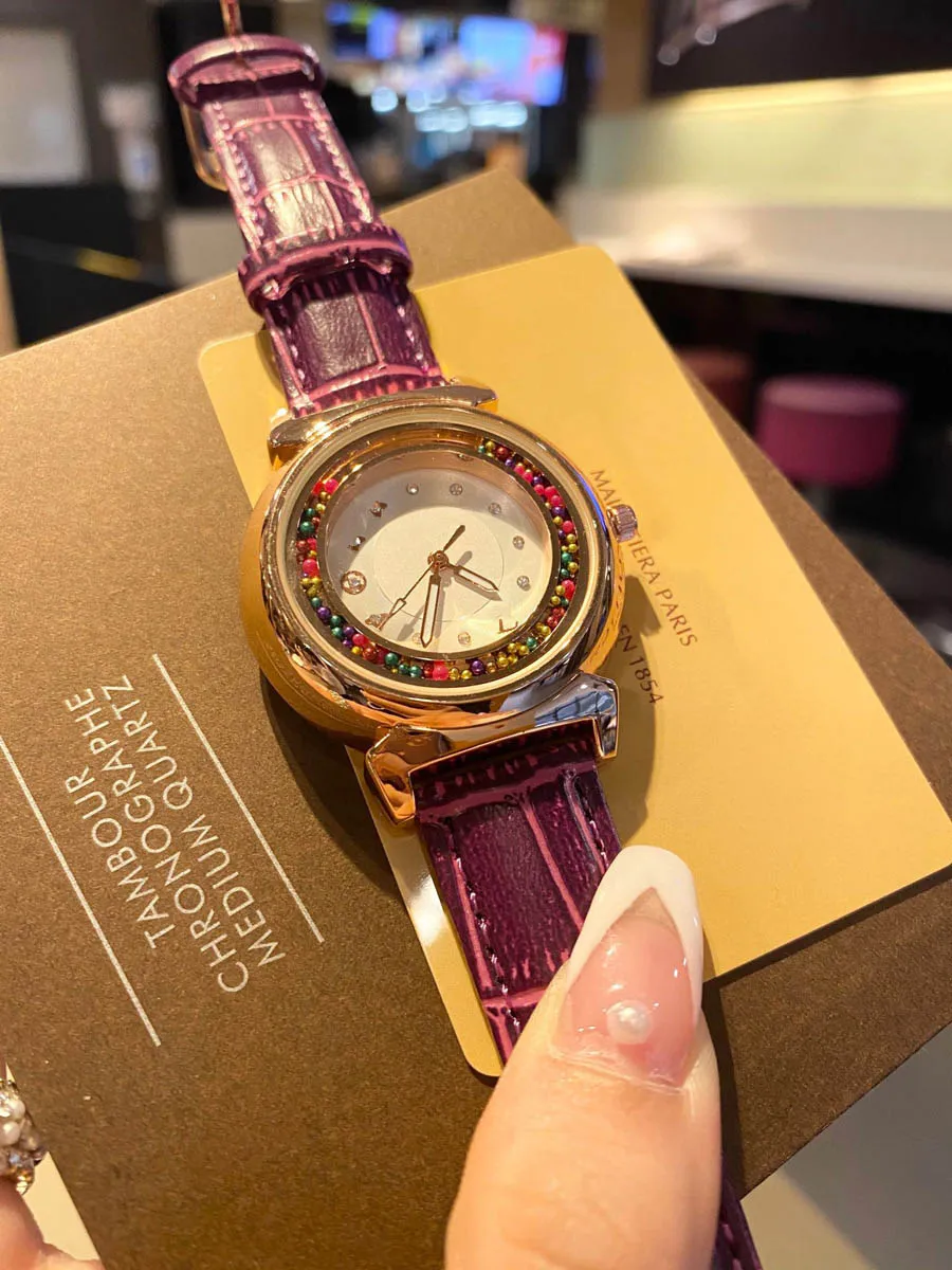 Varumärkesur för kvinnor Lady Colorful Crystal Style Leather Strap Quartz Wrist Watch L45263W