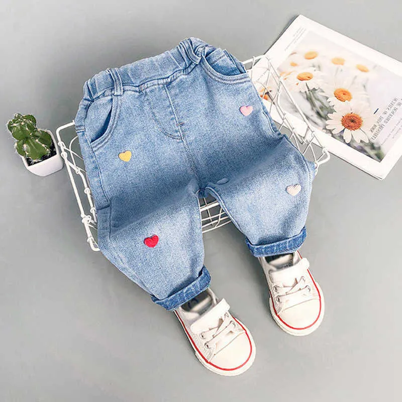 Höstflickor jeans koreanska versionen liten och medelstora kärlek dekoration byxor sport denim byxor mitten av midja barn 210625