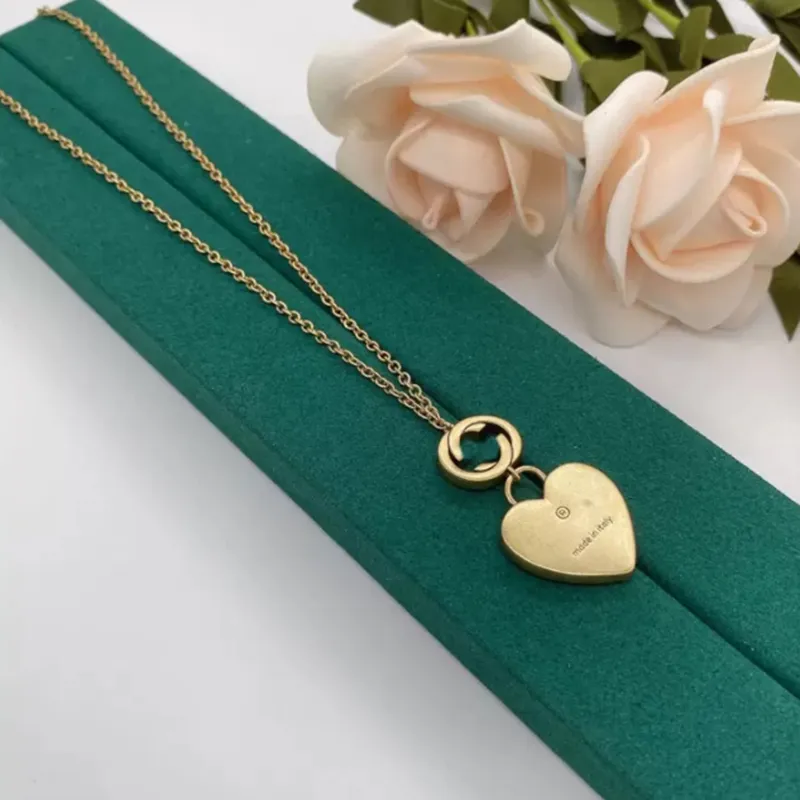 2022 Conjunto de collar de diseñador Pendientes para mujeres Diseñadores de lujo Collar de oro Pendiente de corazón Joyería de moda Regalo con encanto D220217100469