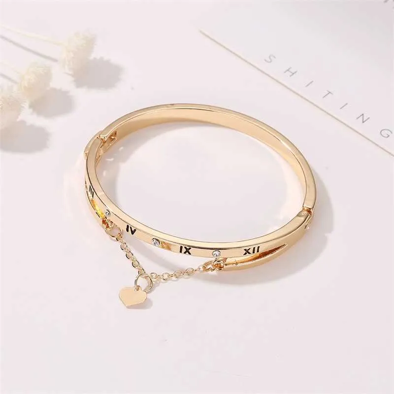 Love Roman Numinal Bangles pour les femmes Tassel Peach Heart Charm Temperament Bracelet Corée Bijoux Pulseras Mujer Moda 20218065244