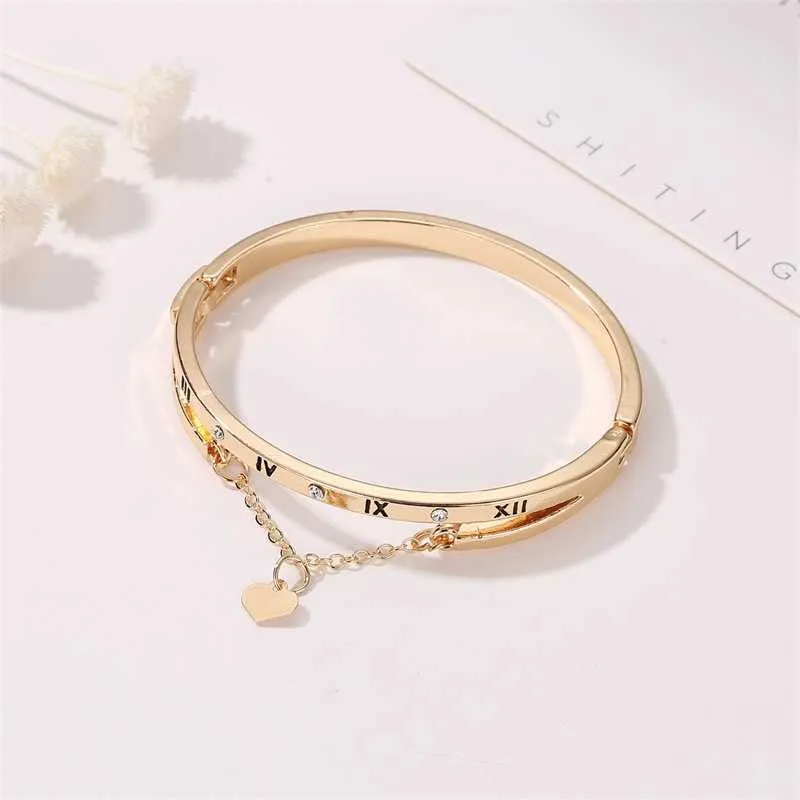 Älskar romerska siffror armband för kvinnor Tassel Peach Heart Charm Temperament Korean Armband smycken Pulseras Mujer Moda 20216831685