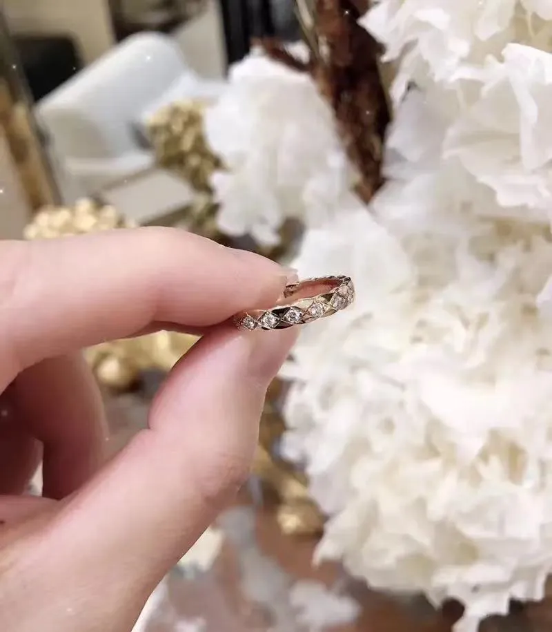 Fashion Charm Love Ring With Diamond Couple Plaid Series Bijoux Free Exquis Box Box Packaging 216Q