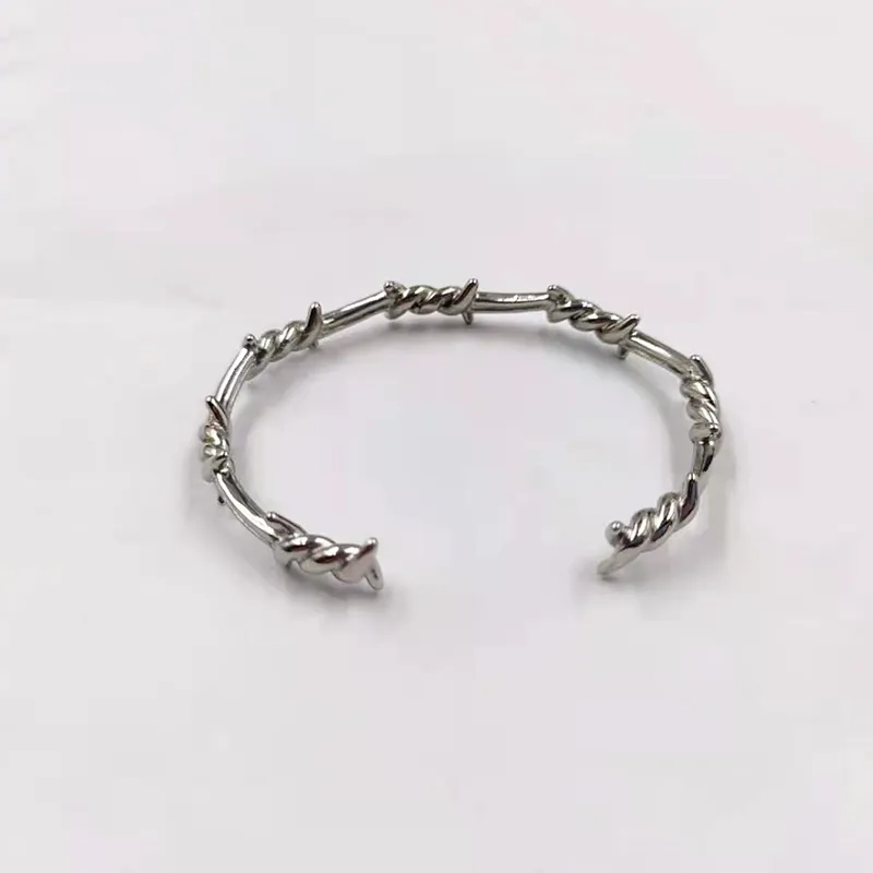 2023 Twist شوكة الأسلاك Pulsera Titanium الصلب السوار الهندسي المفتوح مجوهرات شائكة