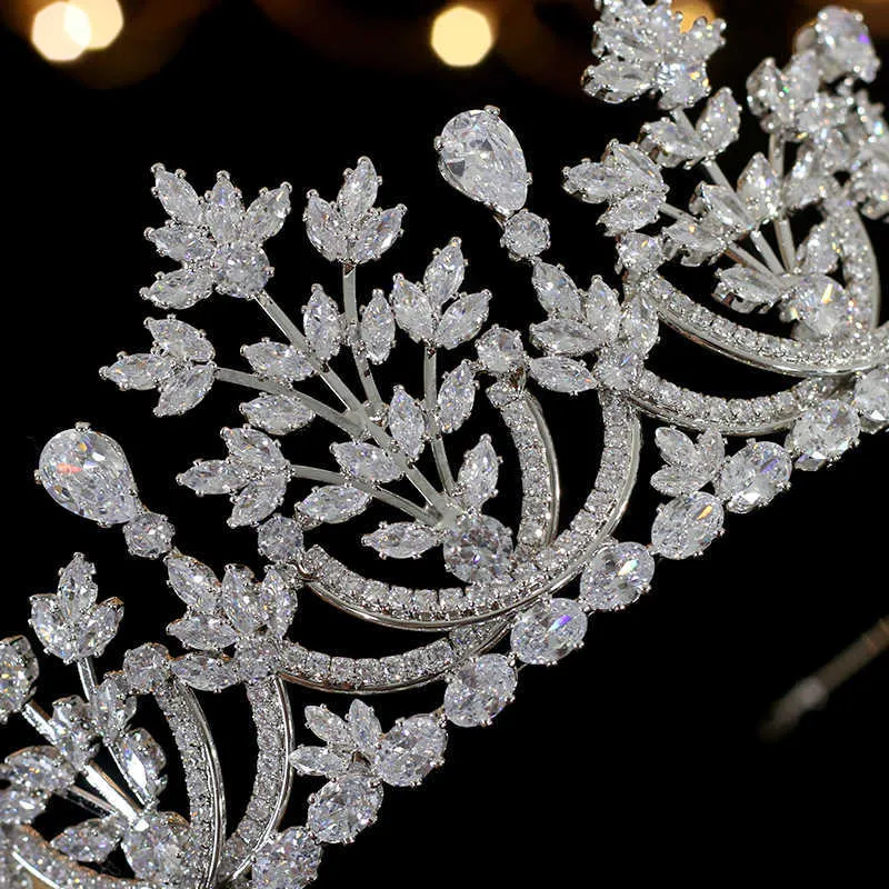 Tiaras y Corona de lujo Retro nuevo circonita cúbica Women039s accesorios para el cabello fiesta tocado princesa Corona X06251352630