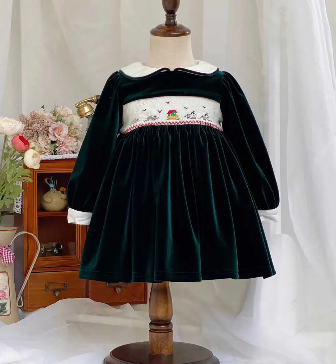 Toddler Girls Smock Dress Enfants Vintage Brodé Vestidos Infant Designer Robes Smocks Bébé Vêtements Fille Velours Jupe 210615