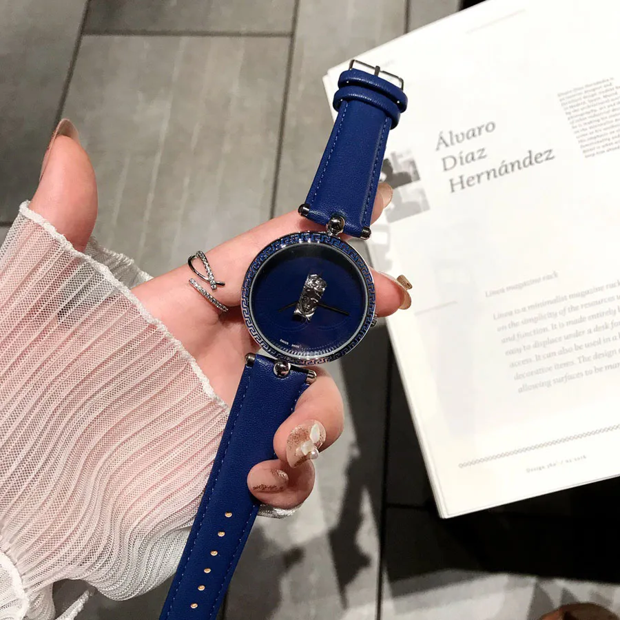 Reloj de pulsera de marca completa a la moda para mujer, estilo de diseñador principal de lujo con logotipo, correa de cuero, reloj de cuarzo VE 26