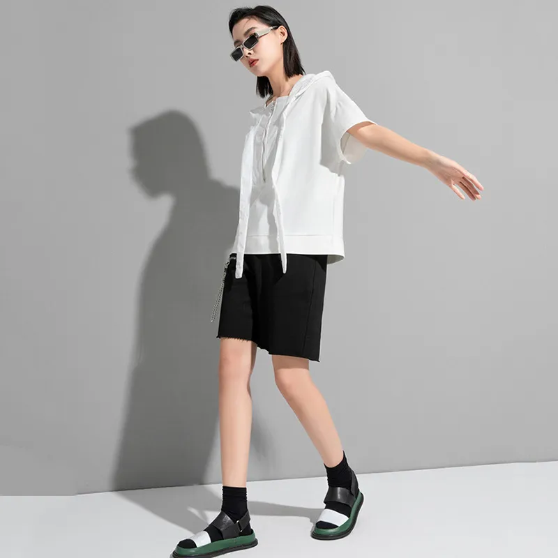 [EAM] Women Black White Big Size Casual Zipper Ribbon T-shirt Hooded Half Sleeve Fashion Spring Summer 1DD8084 210512