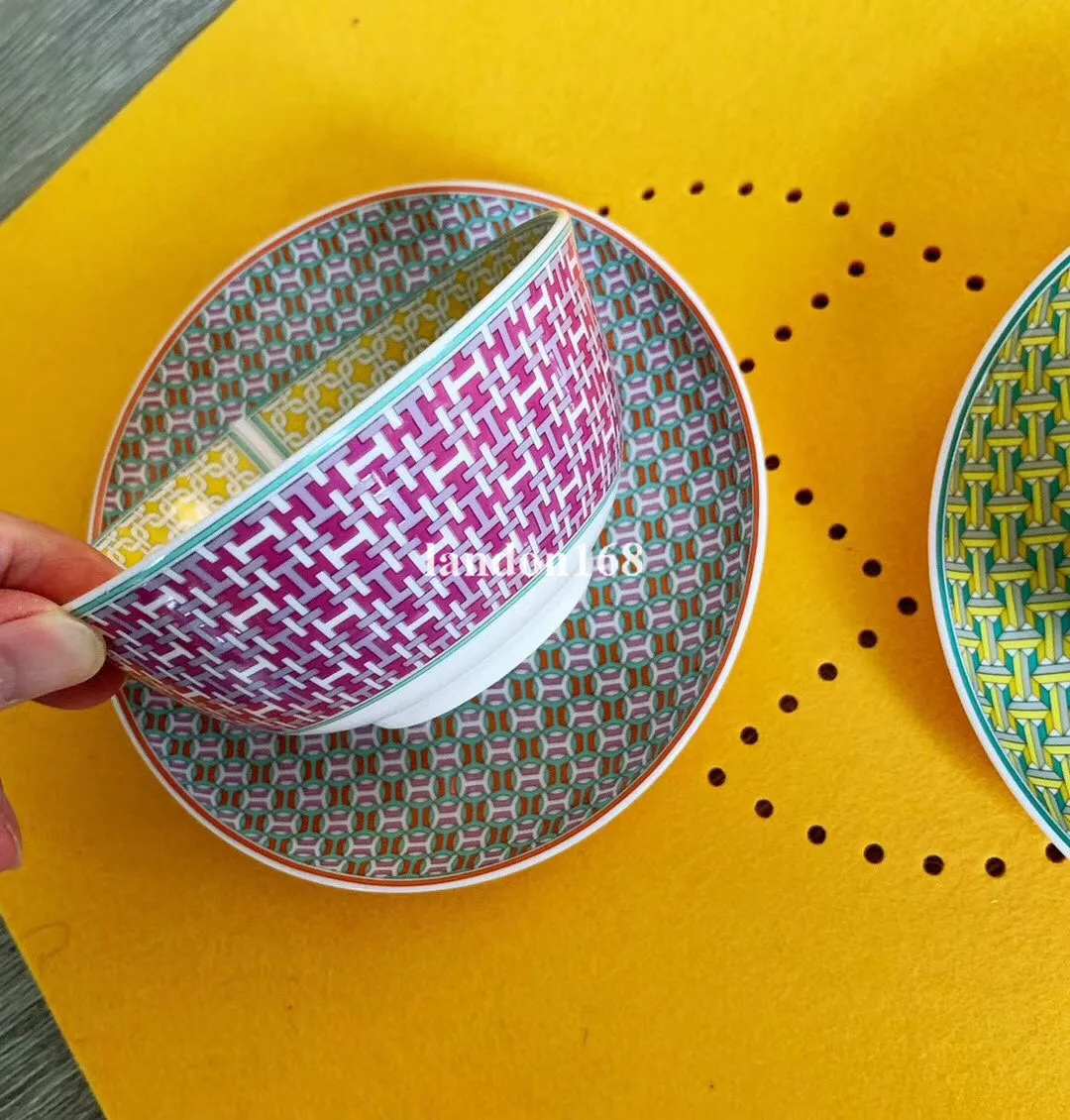 Les plaques de dîner en céramique colorée à la mode