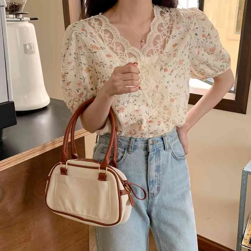 Ezgaga Criss-Cross Spitze Patchwork Floral Bluse Frauen Süße Sommer Neue V-ausschnitt Koreanische Mode Puff Hülse Lose Dame Shirts 210430