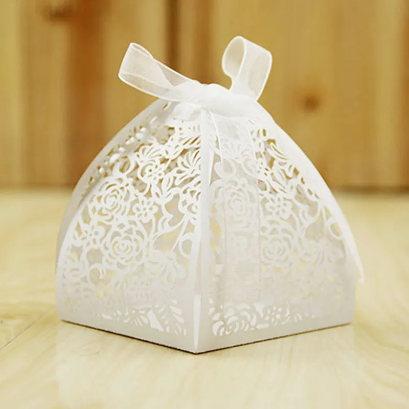 50 / Laser Cut Flower Wedding Dragee Candy Box Cadeau de mariage pour les invités de mariage Faveurs et cadeaux Deco Mariage Chocolate Box 210402