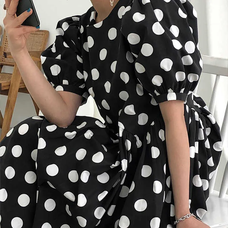 Korejpaa Kvinnor Klänning Sommar Koreansk Chic Retro Elegant Rund Neck Lossa Ruffled Back Hollow Puff Sleeve Polka Dot Vestidos 210526