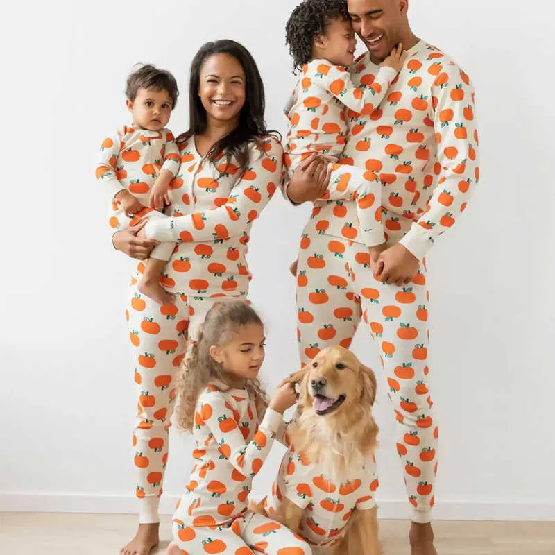 Bear Leader Spring Autumn Mode Pyjamas Mode Familj Matchande Outfits Söt Frukt Print Dad Mom Dotter Kids Kläder 210708
