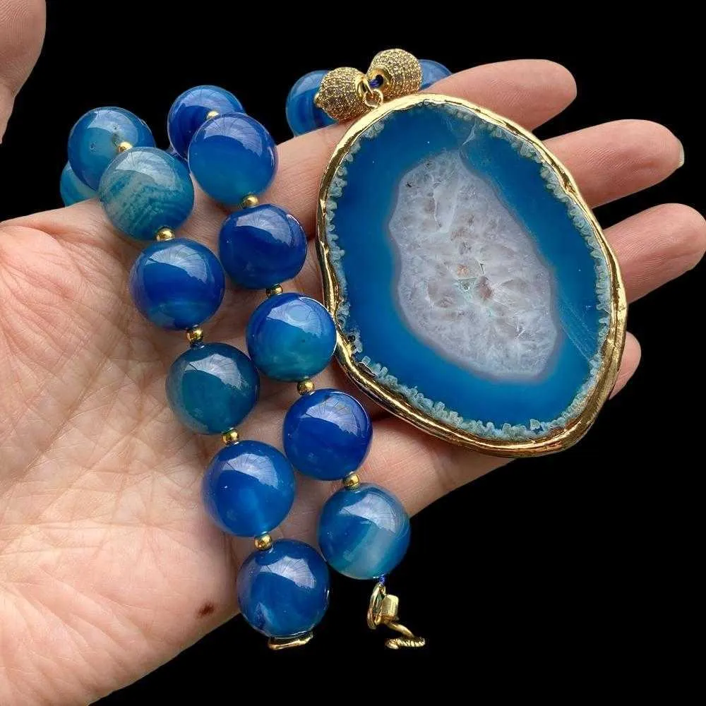YﾷYING Collier de perles en kyanites ovales de forme ronde et lisse avec pendentif en tranche d'agates bleues 55,9 cm