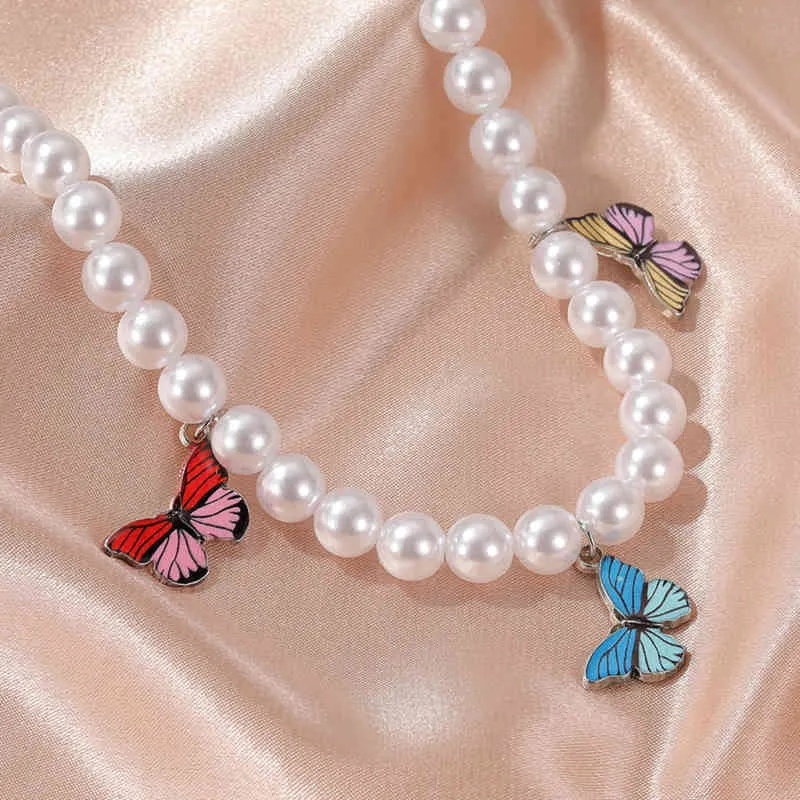Collane con ciondoli geometrici a forma di farfalla colorata di moda le donne. Regalo di gioielli di design con collana di perle simulate