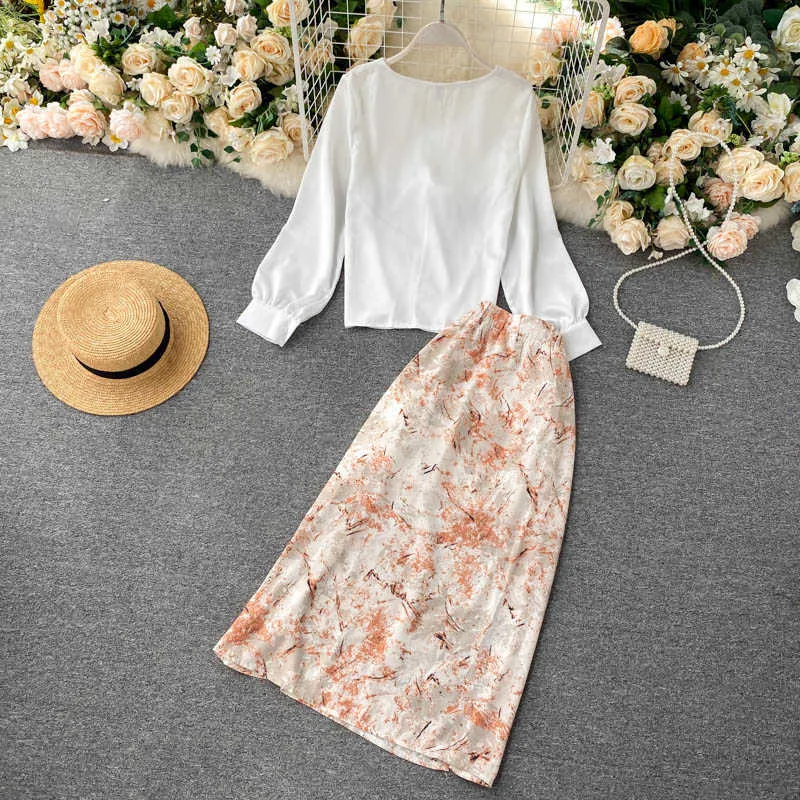 Autumn Vintage Women's Two Piece Set Sexy V-Neck White/Black Short Tops And High Waist Print Skirt Female Set Suit 210730