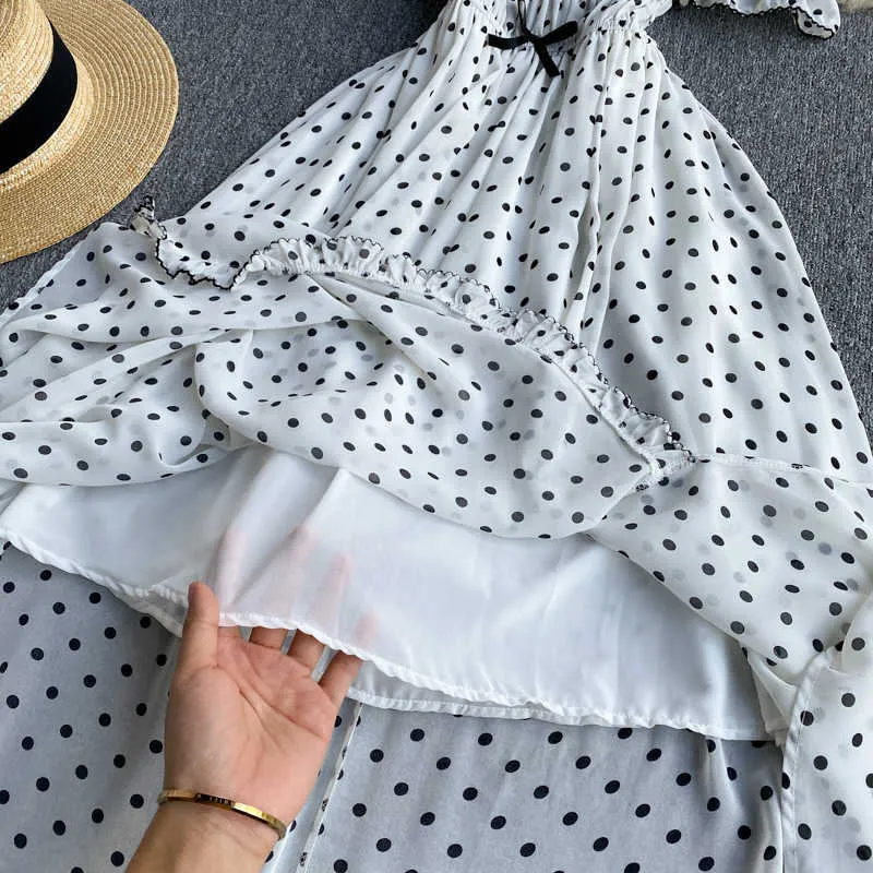 Svart / vit polka dot oregelbunden lång klänning Sexig Slash Neck Puff Sleeve Hög midja Ruffle Vestidos Vacation Beach Robe Sommar Ny Y0603