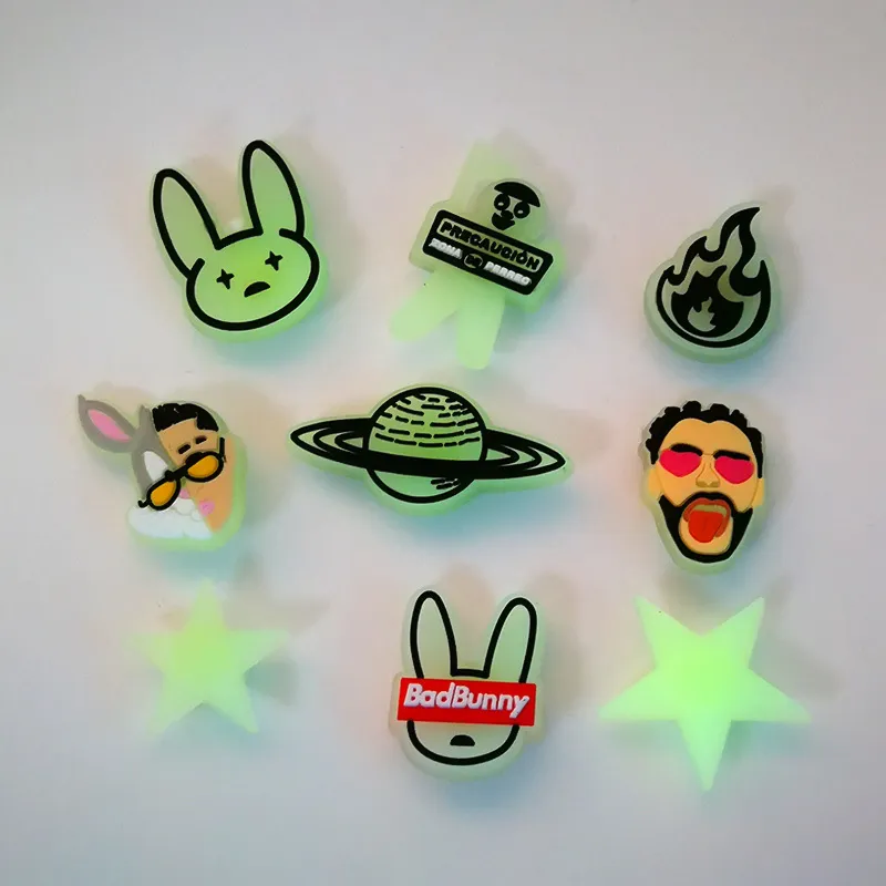 Bad Bunny Pvc Glow Charms negli ornamenti in plastica scura Accessori la decorazione delle scarpe jibitz scarpe8316121