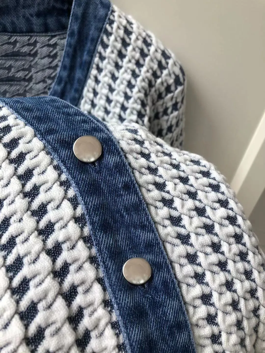 2021 Automne Automne Manches longues Col en V Pull bleu Style français Pied-de-poule Garniture en denim lambrissé Cardigan à simple boutonnage Pulls G121027