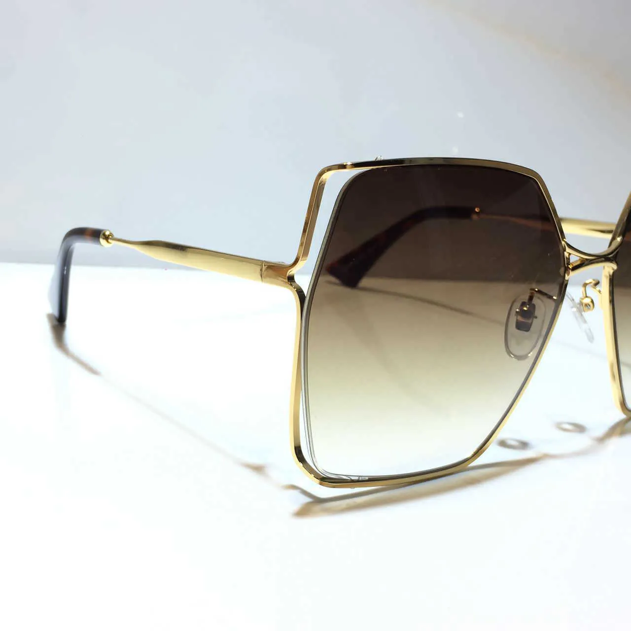 Solglasögon för kvinnor Klassiskt sommarmode 0817 Style Metal and Plank Frame Eye Glasses Top Quality UV Protection Lens 0817S295Q