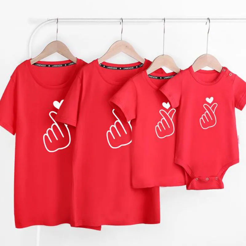 Familj ser matchande outfits t-shirt kläder mor far son dotter barn baby kortärmad kärleksfull hjärta 210521