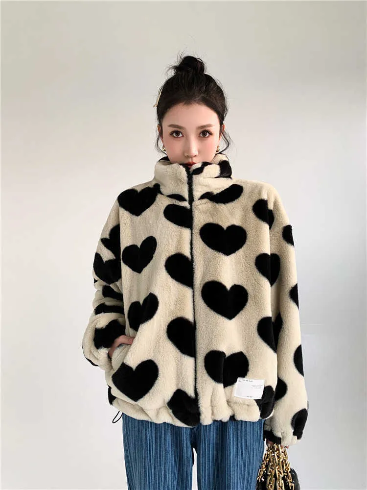 Cheerart beige faux bontjas vrouwen hart print sherpa kawaii fleece jas schattige winter bovenkleding Koreaanse mode kleding 211019