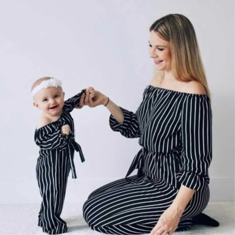 Vêtements d'été assortis pour la famille 2 pièces ensembles combinaison rayée noire avec ceintures maman et fille E896 210610