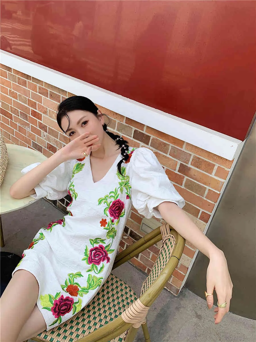 Korobov koreanska chic kvinnor blomma broderi klänningar kvinnor v neck puff kortärmad klänning mode elegant sommarklänning 210430