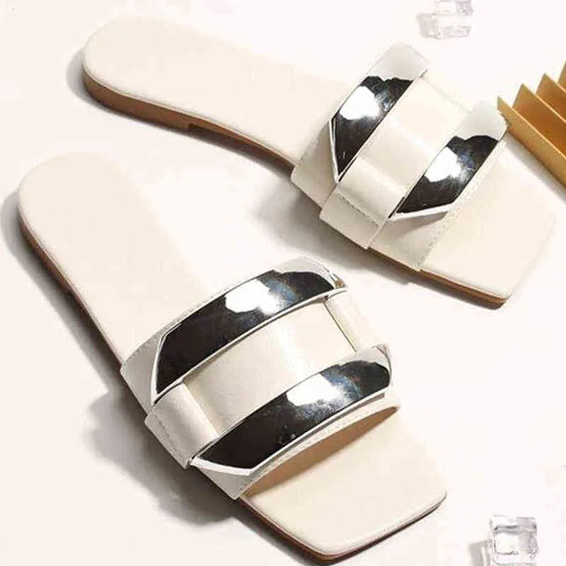 Тапочки Металлические блестки Мода пряжка дизайн женская мягкая подошва простые сандалии на открытом воздухе пляж не скользят новая летняя женщина обувь 220304