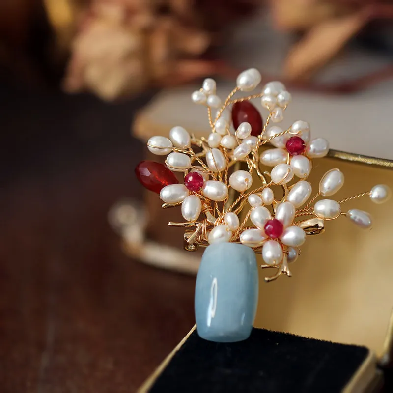 Direkt fabrikspris Elegant original kostym smycken handgjord naturlig pärla blomma tröja broscher för kvinnor