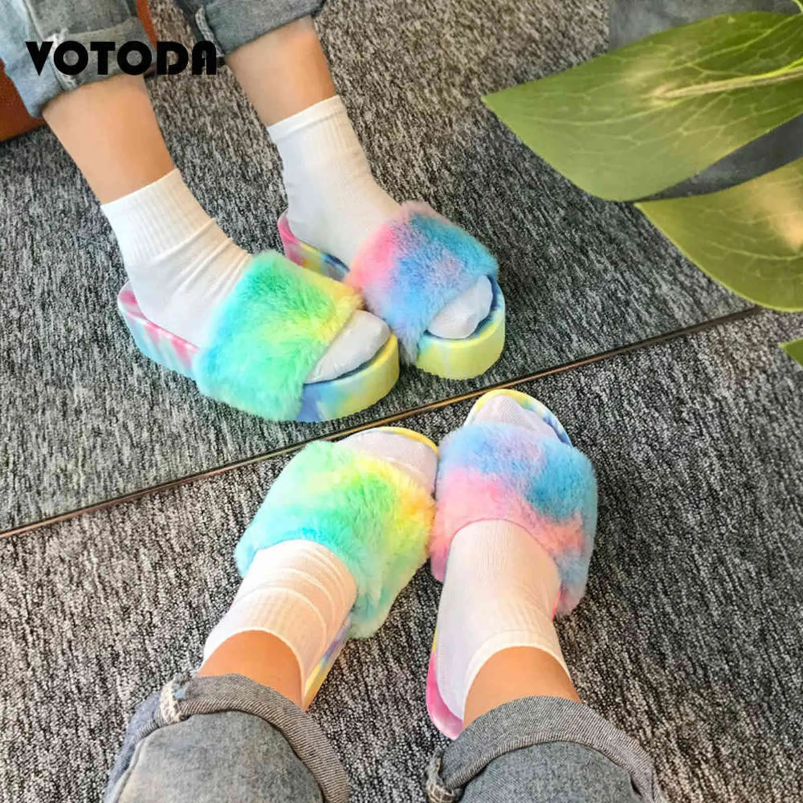 Frühling Frauen Pelzigen Hausschuhe Flauschigen Fell Tie Dye Regenbogen High Heels Frau Dicken Boden Plüsch Dias Mode Nette Flip-Flops schuhe H1122