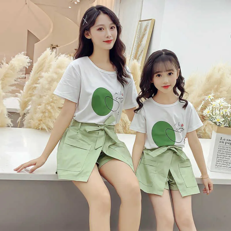 Orso Leader Mamma e Figlia Coordinati Vestiti Estate Bambini Ragazze Stampa Cartoon T-shirt Pantaloncini 2 Pezzi Abiti Stile Coreano 210708