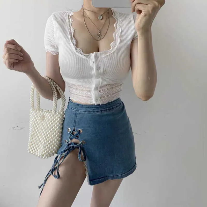 Sommar Pure White Retro Kortärmad Top Kvinnors Sexig Låg Bröst Spetspanel Singel Bröst T-shirt Slim Mini 210604