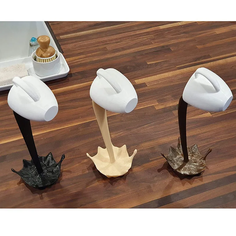 Floating Spilling Coffee Cup Sculpture Kitchen Decor Spilling Magic Pouring Splash Decorate Y0412