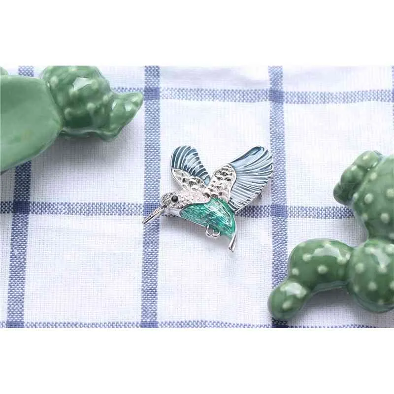 Fashion Flying Bird Brooch Pins Women Animal Hummingbird Broche Personalized Accessories Hip Hop Jewelry Gift