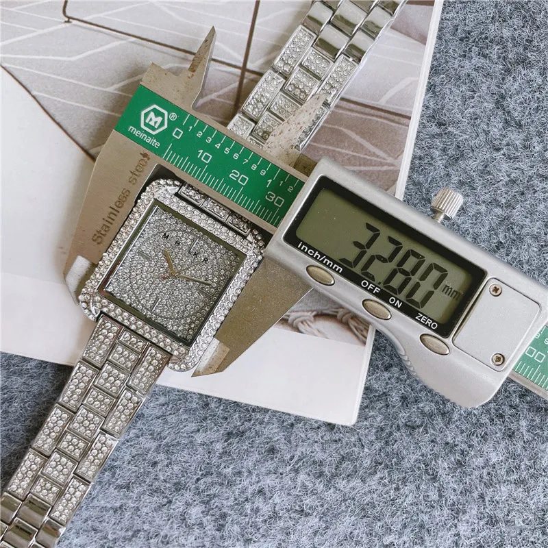 Relojes de marca Hermosas mujeres Lady Girl Square Crystal Style Dial Steel Metal Band Reloj de pulsera de cuarzo M122