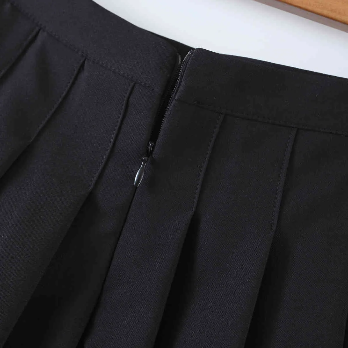 Sommer Vintage geraffte fallen gelassene plissierte Minirock Preppy-Stil hohe Taille A-Linie kurze Röcke schwarz weiße Farbe seitlicher Reißverschluss 210429