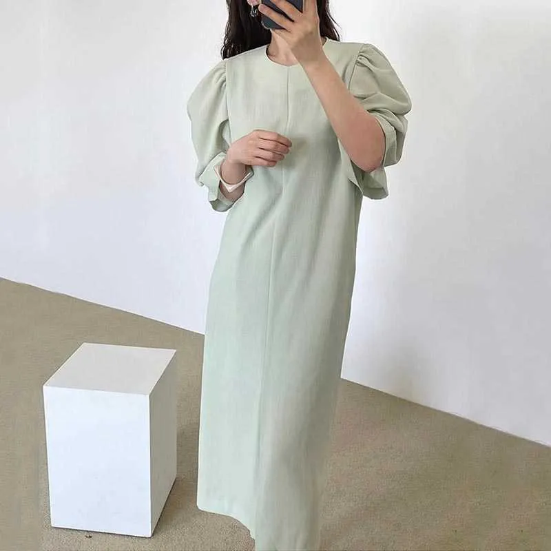 Korejpaa Femmes Robe Coréenne Mode Chic Été Français Tempérament O-cou Fold Design Lâche Couleur Solide Longue Fente Robe 210526