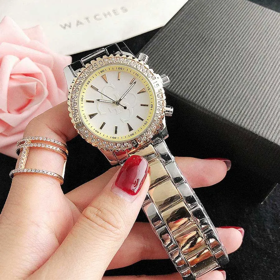 Märke Watches Women Girl Diamond Crystal Big Letters Style Metal Steel Band Quartz Wrist Watch GS 45334i