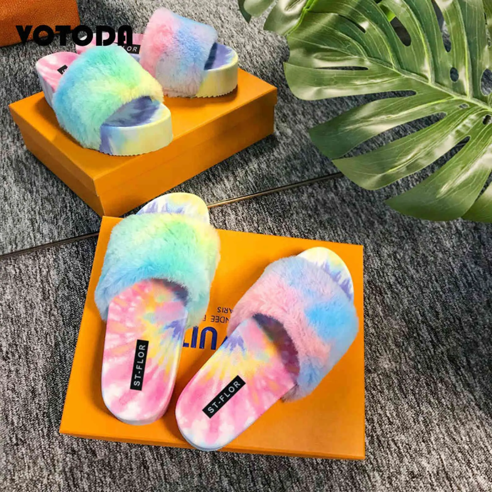 Primavera Donna Pantofole pelose Pelliccia soffice Tie Dye Arcobaleno Tacchi alti Donna Fondo spesso Scivoli in peluche Moda Carino Infradito Scarpe H1122